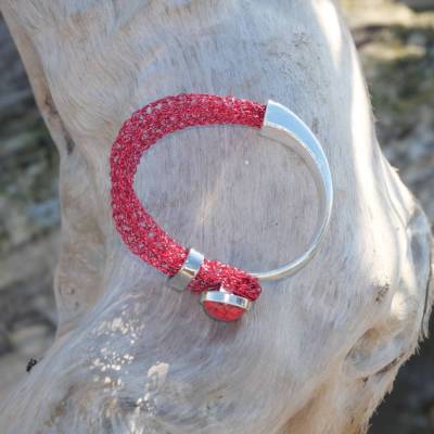 Boho-Armbänder gehäkelt aus farbigem Draht, veredelt mit Zamak-Halbarm sowie mit eingefügtem Edelstein