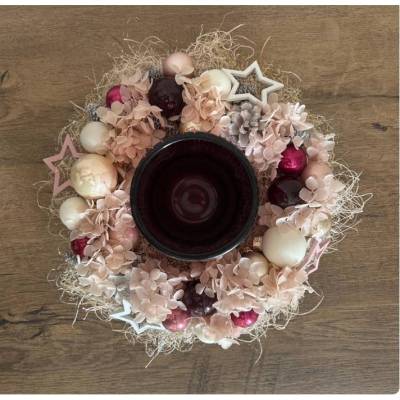 Haltbares Adventsgesteck mit Windlichtglas in kräftigen Beeren-, und rosatöne