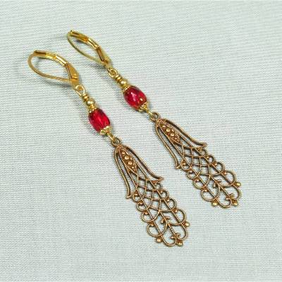 Vintage-Ohrringe GLORIA – Bronzefarbene Ornamente & rote Glasperle, handgefertigt (2488)