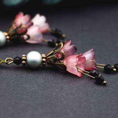 Florale Ohrringe Rosé Mauve Perlweiß – elegante Blütenohrringe mit Perle, Glasdetails und Bronze