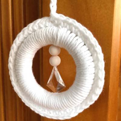 Dekohänger Häkelkranz in weiß handgehäkelt von Hobbyhaus