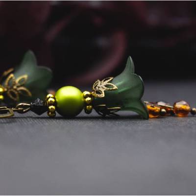 Blütenohrringe in Waldgrün mit maigrünen und bernsteinfarbenen Glasperlen – elegant, romantisch und im Vintage-Stil