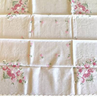 Vintage Mitteldecke handbestickt mit Blumenmotiven und breiter Zackenlitze aus den 70er Jahren