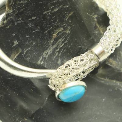 Edelstein-Armbänder gehäkelt aus versilbertem Draht, Zamak-Halbarm sowie mit eingefügtem Edelsteincabochon
