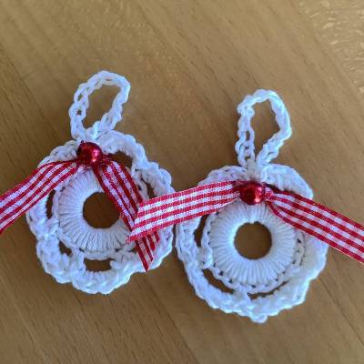 Weihnachts-Häkelkränzchen  - 2er Set - Geschenkeanhänger weiß mit roter Perle und Schleife handge