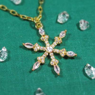 Vergoldete Halskette Schneeflocke – Handgefertigter Winter-Schmuck mit Zirkonia (2492)