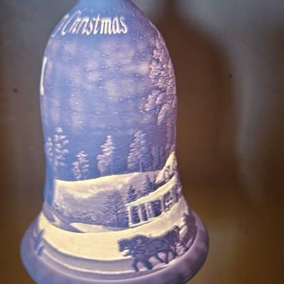 Weihnachtsglocke mit Ständer – LED beleuchtet – festliche Deko aus Holz