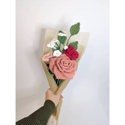 Gehäkelte Rosen mit Vergissmeinnicht | außergewöhnlicher Blumenstrauß zum Verschenken | besonderer Hochzeitsstrauß
