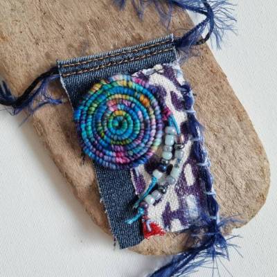 Einzigartige verspielte Häkelkette, Wollspirale mit Perlen auf Jeans genäht, Upcyclingschmuck