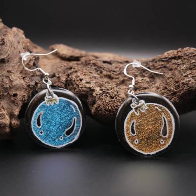 Farbwechselnde Weihnachtsbaumkugel-Ohrringe aus Aquarell & Gießharz – Geschenkidee für Mama