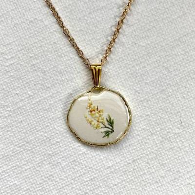 Unikat Edelstahlkette mit zartem Blumen-Miniaturanhänger – goldfarbene runde Halskette im Vintage-Stil