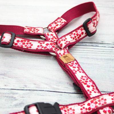 Hundegeschirr CRIMSON DARLING – rotes Blumendesign in Creme, bequem, verstellbar und weich für Hunde