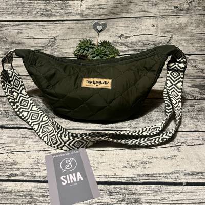 *Taschenliebe*- olivegrüne Moonbag aus Steppstoff-wasserabweisend-robust-kompakte Halfmoonbag-Bananentasche