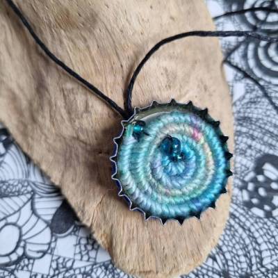 Extravagante Textilkette, Wollspirale trifft Kronkorken