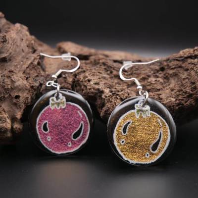 Farbwechselnde Weihnachtsbaumkugel-Ohrringe aus Aquarell & Gießharz – Geschenkidee für Mama