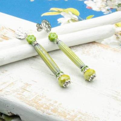 Lässige Ohrstecker in Grün, Glasperlen, Hippie Ohrringe, handgemachter Unikatschmuck, Weihnachtsgeschenk Frau