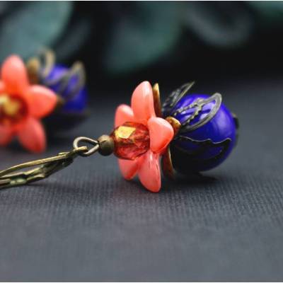 Blütenohrringe koralle blau – elegante Ohrringe mit Glasperlen und Bronze, floral, leicht