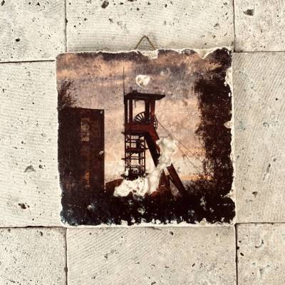 Handbedruckte Travertin-Fliese „Zeche Zollverein im Abendlicht“ | 10×10 cm Vintage Deko mit Aufhänger