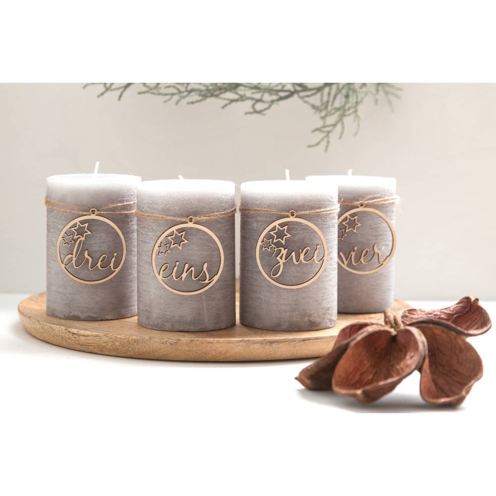 Adventskranz Zahlen Holz 1–4 in schlichter Schreibschrift mit ausgeschnittenen Sternen – handgemachte Holzzahlen