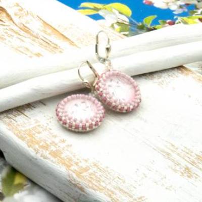 Lässige Beadwork Ohrringe in Rosa & Weiß – Handgemacht, Geschenkidee, Glasperlen, Unikat