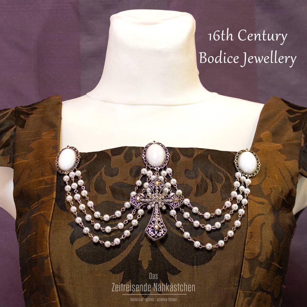 Elizabethanischer Gewandschmuck – Tudor Schmuckset mit weißem Achat & Perlenketten für Renaissance, Barock Bild 1