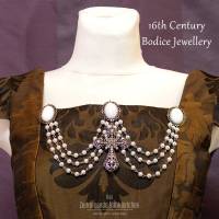 Elizabethanischer Gewandschmuck – Tudor Schmuckset mit weißem Achat & Perlenketten für Renaissance, Barock