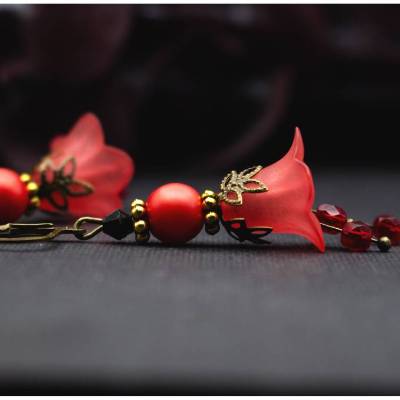 Rote Blütenohrringe mit Glasperlen und Antik-Bronze – elegant, vintage, festlich
