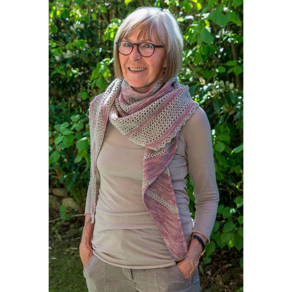 Strickanleitung Dreieckstuch mit Lochmuster Desert Rose Bild 5