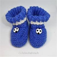 Babyschuhe blau weiß handgestrickt 9 cm mit Fußballknopf für Neugeborene