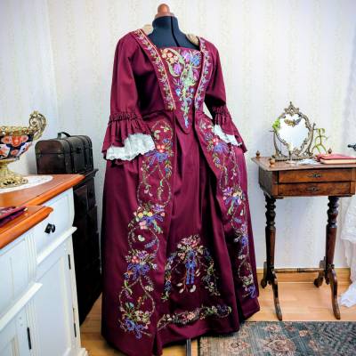 Robe à la Francaise – Historisches Rokoko-Kleid in Bordeauxrot mit Stickerei Baumwolle waschbar