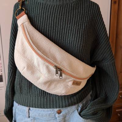 Hippe Bauchtasche / Crossbody-Tasche / Gürteltasche / Bouclé in cremeweiß