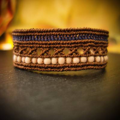 Beige-braunes Statement-Armband mit Makramee und Bone-Perlen