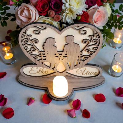 Herz aus Holz mit Paar auf Bank für Hochzeit, Valentienstag, Liebe