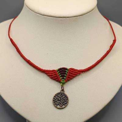 Makramee Kette in rot mit Farbakzenten in dunkellila und grün mit bronzefarbenem Anhänger Lebensbaum
