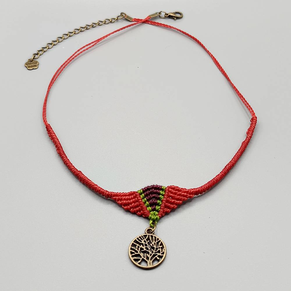 Makramee Kette in rot mit Farbakzenten in dunkellila und grün mit bronzefarbenem Anhänger Lebensbaum Bild 2
