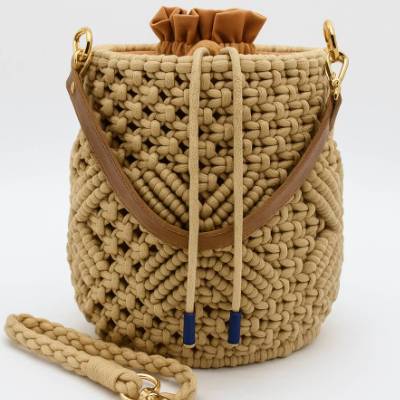 KnotBloom Bucket Bag – handgefertigte Bucket Bag mit Makramee-Blumenmuster