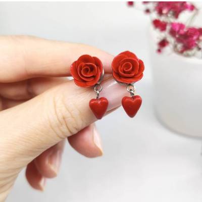 Glitzernde rote Rosen Ohrstecker mit Herzanhänger aus Polymer Clay, Valentinstag Ohrringe