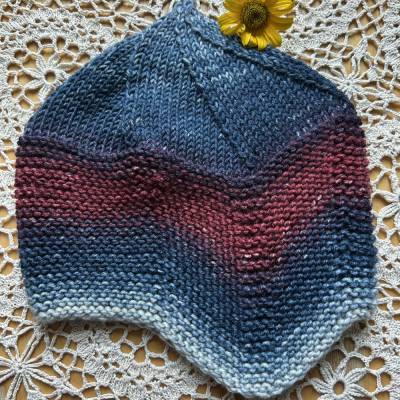 Handgestrickte Mütze für Kinder Merinowolle in rot/blau/weiß aus Farbverlaufsgarn KU 50/51 Wollmütze/Kindermütze