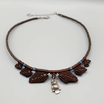 Makramee Kette mit einem geflochtenen Lederband in dunkelbraun und einem silberfarbenen Metallanhänger Eule