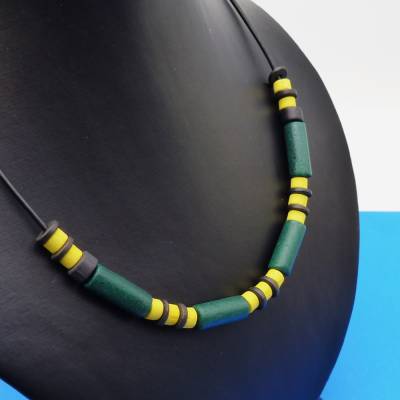 Lederkette, unisex, dunkelgrün, gelb, schwarz, Keramikperlen, Metallperlen, Halskette, Surfer, Handarbeit
