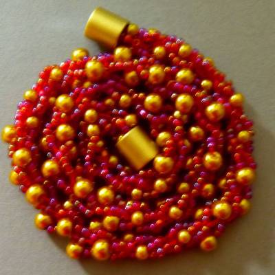 Handgefertigte Häkelkette rot trifft gold, 49 cm – Perlenkette, Rocailles, Häkelschmuck, Unikat