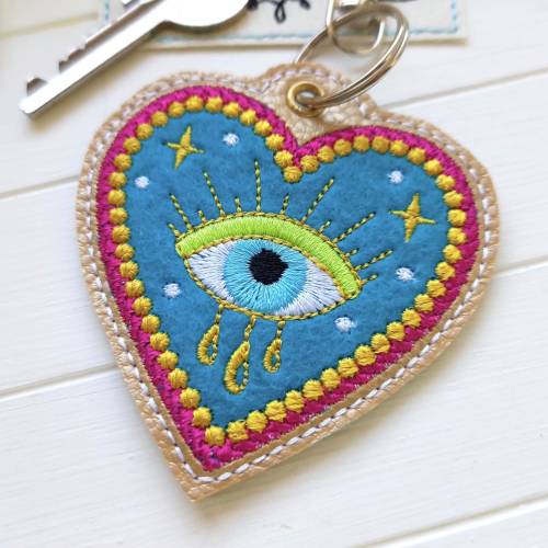 Schlüsselanhänger Herz Auge bestickt türkis gold – Filz & Kunstleder, Glücksbringer, Rückspiegel Anhänger