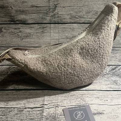 Plüschige Moonbag in Sand-aus kuschelweichem Bouclestoff-Halfmoonbag-Bananentasche-beige