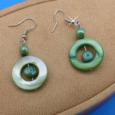 Ohrhänger, Perlmuttring + Perlen, 6 cm, grün, Ohrringe