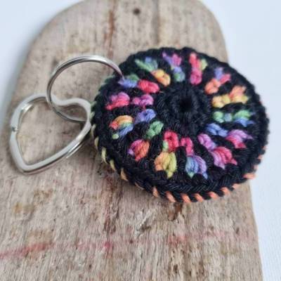 Kunterbunter Farbreigenkreis als Schlüsselanhänger oder Taschenbaumler