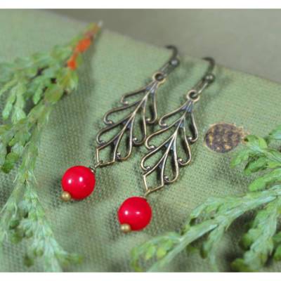 Ohrringe VOGELBEERE – Handgefertigte bronzefarbene Blattohrringe mit roten Glasperlen (2494)