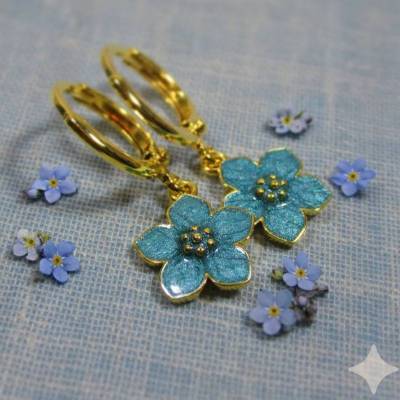 Creolen Vergissmeinnicht – Vergoldete Messing-Ohrringe mit blauer Emaille-Blüte, handgefertigt (2501)