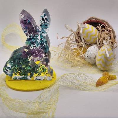 Deko Hase mit echten Blumen Lila-Blau