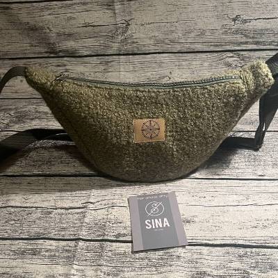 Plüschige Moonbag aus weichem Boucle in olivgrün-Halfmoonbag-Bananentasche