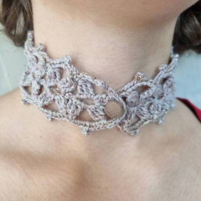 Spitzenhalsband mit Goldverzierung und Perlen